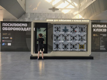 За підтримки NAUDI у Києві відкрили інсталяцію онлайн-магазину зброї: як військові замовляють дрони у кілька кліків